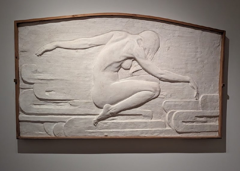 AGO 角落裡看見一件 Frances Loring 的浮雕作品，曾經嵌在舊 BMO 大樓上，隨著大樓拆除從此挪進美術館内