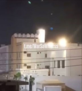 רגע פיצוץ ענק פגע בג'דה במהלך פגיעת טילים תימניים אמש.