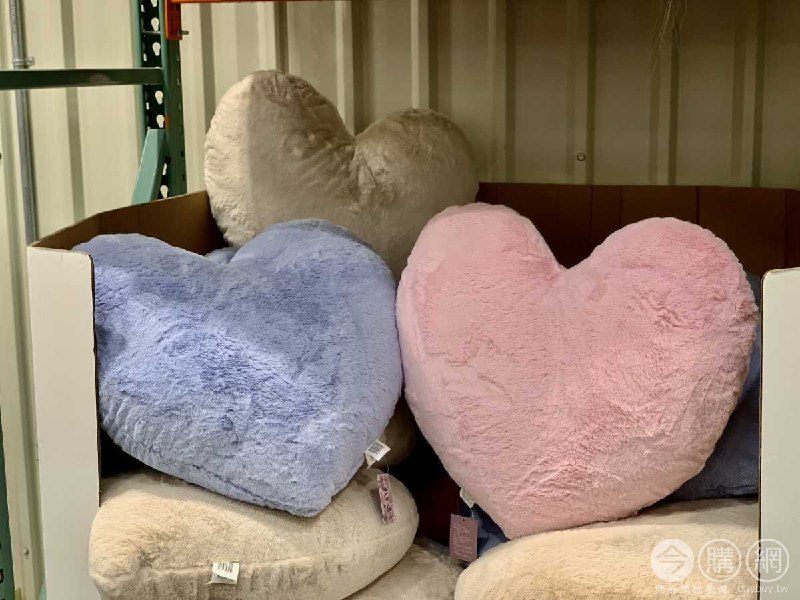 Costco目擊，大心型抱枕，觸感舒適柔軟，可愛心型設計，送禮自用兩相宜，可當枕頭、腰靠、抱枕，適用於臥室及客廳沙發，搭配傢俱，妝點居家生活