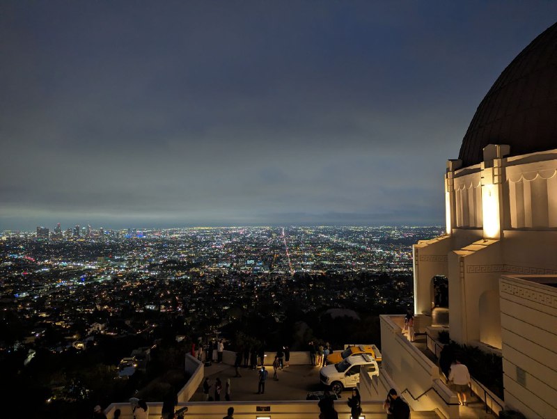 Griffith 天文台俯瞰洛聖都全景，另一側就是 Hollywood 標誌，哪有比這更熟悉的場景🥰Griffith 天文台俯瞰洛聖都全景，另一側就是 Hollywood 標誌，哪有比這更熟悉的場景🥰