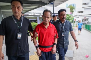 涉牛车水振瑞路谋杀案的其中一名被告，星期三（11月12日）被押回案发现场，协助警方重组案情约一小时。 https://zb.sg/bSkN