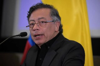 哥伦比亚总统称自己险遭暗杀哥伦比亚总统佩特罗星期二（2月10日）说，他9日晚乘直升机前往科尔多瓦省途中，因面临暗杀威胁而被迫改变航线，在公海上空飞行四小时后才在非预定地点降落。新华社报道，佩特罗10日在科尔多瓦省蒙特里亚举行的内阁会议上说，因担心直升机遭到地面火力袭击，他未能按计划在预定地点降落。佩特罗说：“我不得不承认，我是在躲避暗杀。9日晚预定降落的地点甚至没有开启照明信号。为确保安全，我们在公海上空飞行了四小时，最终在非预定地点降落。”佩特罗透露，当时他的子女也在飞机上。据佩特罗描述，自他2022年执