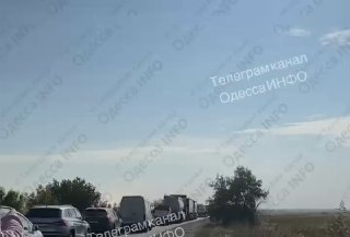 🇷🇺🇺🇦️ — The moment of the arrival of the "Geran-4" drone and its consequences on a column of Ukrainian trucks stuck in traffic jams near the village of Mayaki in the Odesa region, following another series of attacks on the bridge.