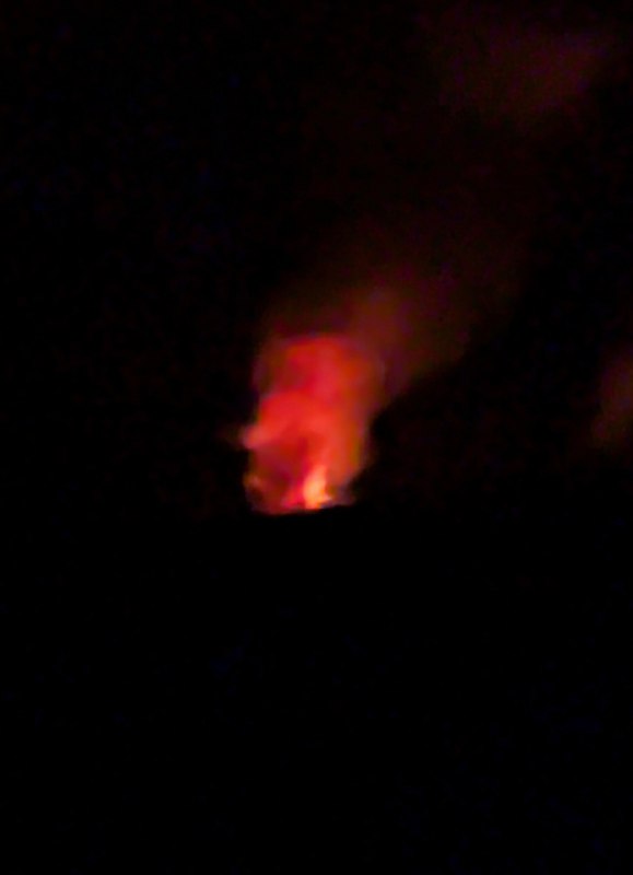 火山這兩天天氣不好，蹲了兩晚，所幸火山女神 Pele 送了一份離別禮，literally 在我即將離開的最後十分鐘裡看見了紅光