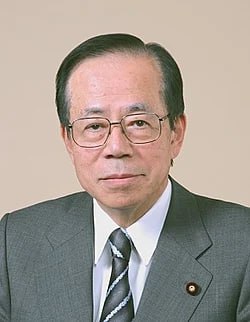 新华社快讯：日本前首相福田康夫去世