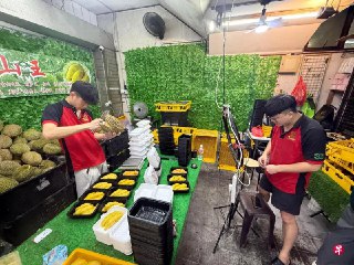 这三年来，直播卖榴梿趋向红火，商家看好这个销售管道创造的营收占比会大增。然而，由于合作的直播主素质参差，且代价不菲，促使业者纷纷转而培养自家主播。https://zb.sg/pst5