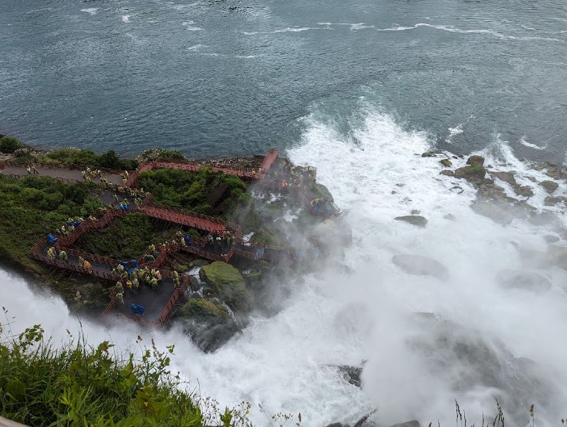 去了 Niagara Falls 美國一側，幾乎每個人，甚至沒有兩邊都去過的人，都會跟你説大瀑布加拿大一側更好，有點人云亦云的意味，還是得親眼一探虛實