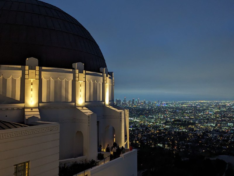 Griffith 天文台俯瞰洛聖都全景，另一側就是 Hollywood 標誌，哪有比這更熟悉的場景🥰Griffith 天文台俯瞰洛聖都全景，另一側就是 Hollywood 標誌，哪有比這更熟悉的場景🥰