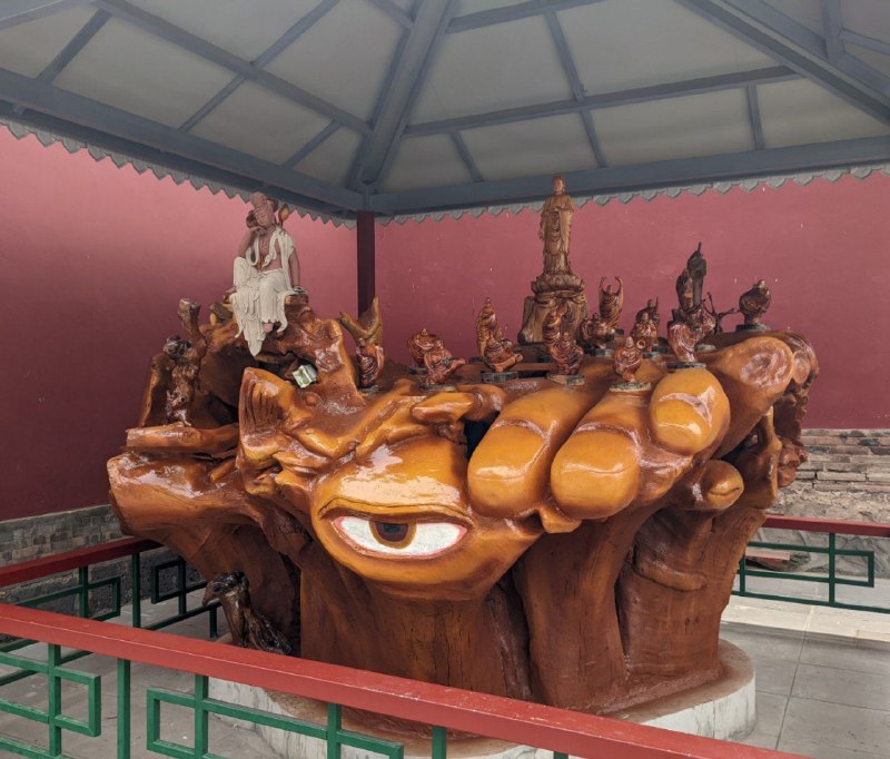 瘋狂掉 San，喇嘛寺裡為啥會有這麼克的雕塑......BTW 冷知識：喇嘛寺英語還有個專有名詞，Lamasery，lama + monastery 