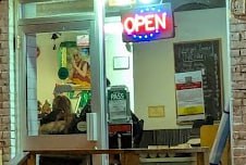 時隔兩年又來到了 Little Tibet，這次吃上了節目裡的藏餐，門前就挂著達賴喇叭尊者像，比拉薩還正宗，簡單幾個 Momo，好味😋時隔兩年又來到了 Little Tibet，這次吃上了節目裡的藏餐，門前就挂著達賴喇叭尊者像，比拉薩還正宗，簡單幾個 Momo，好味😋