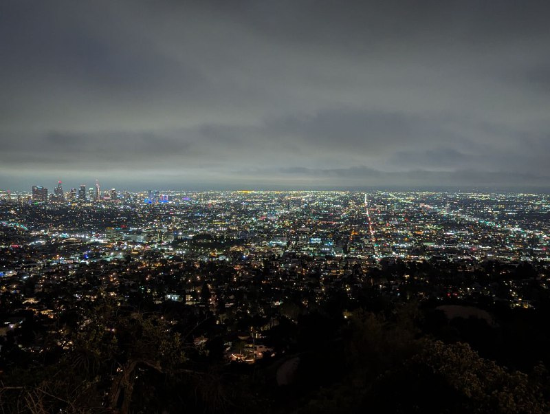 Griffith 天文台俯瞰洛聖都全景，另一側就是 Hollywood 標誌，哪有比這更熟悉的場景🥰Griffith 天文台俯瞰洛聖都全景，另一側就是 Hollywood 標誌，哪有比這更熟悉的場景🥰