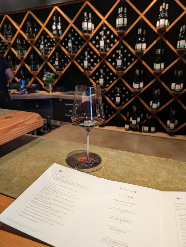 Kelowna 比預期中煙大，湖光山色沒了，但不妨礙 wine tour