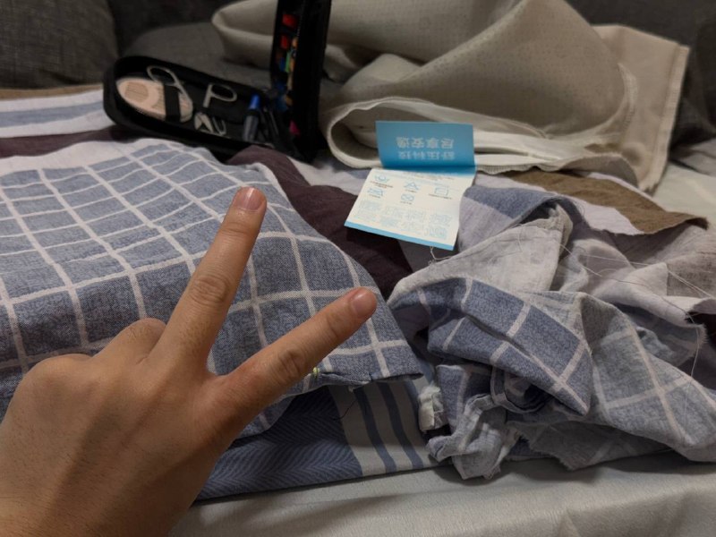 最近复购网易严选的乳胶坐垫，发现做工真是越来越差了：乳胶不仅没套内布，周边还有不少毛刺