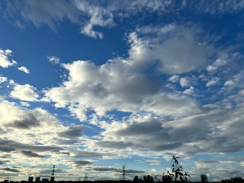 一整天的云，是秋天的那种秋