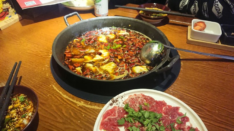 總算找到機會進母城和朋友約了飯，亞瑟士的老婆廣告，以及迷之奶茶店，告訴我 p5 左上角連起來怎麼讀🤔總算找到機會進母城和朋友約了飯，亞瑟士的老婆廣告，以及迷之奶茶店，告訴我 p5 左上角連起來怎麼讀🤔