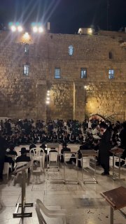 מספר רב של מתנחלים נכנסו לאזור הכותל המערבי ממערב למסגד אל-אקצא וערכו טקסים תלמודיים.