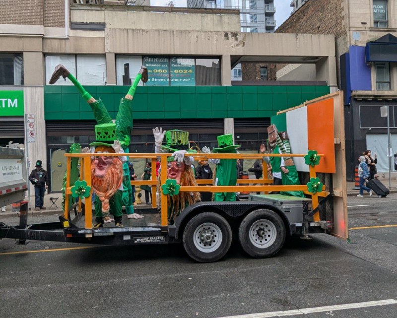 Happy St. Paddy's Day ☘今年總算在城裡找到了 Green Beer，綠色調的酒整體而言都比較少見，在菜單上看見了 Green Margaritas 的酒譜，爭取明年自調一杯