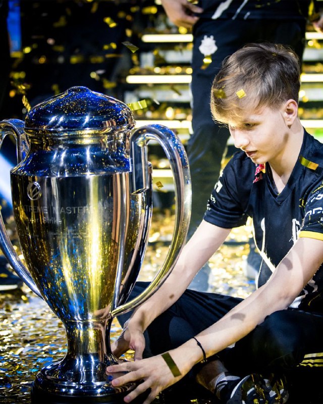 m0nesy 19岁生日快乐！