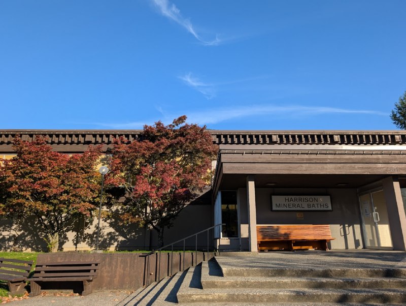 太冷了，於是來 Harrison Hot Springs 泡個湯