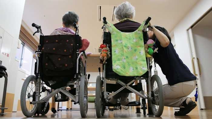 ליפן "אין זמן להפסיד" כדי למנוע משבר בריאות, אומר השר שר הבריאות של יפן הזהיר שלמדינה "אין זמן להפסיד" ביצי…