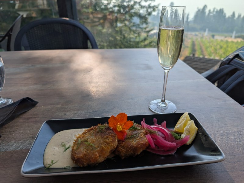 Kelowna 比預期中煙大，湖光山色沒了，但不妨礙 wine tour