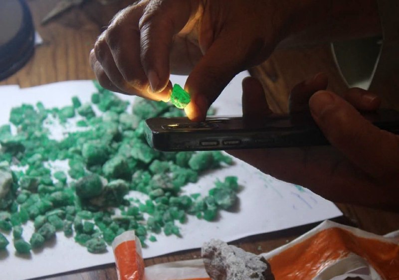 خبرتازه افغانستان: ✅فروش بیش از ۱۱ هزار قیراط زمرد پنجشیر به ارزش بیش از ۳.۷ میلیون افغانیسیف‌الدین لتون، سخنگوی والی پنجشیر، می‌گوید در یک