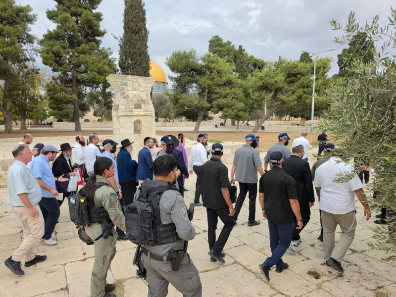 שבירה | השר לביטחון לאומי מהימין הקיצוני, איתמר בן-גביר, מסתער בכיסוי ביטחוני כבד על חצרות מסגד אל-אקצא ביר…