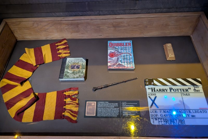 MoPOP 展品有 Harry Potter 的拍攝道具，然後展板說明特地要 cue 下 J. K. Rowling 是反跨勞保，笑死我了