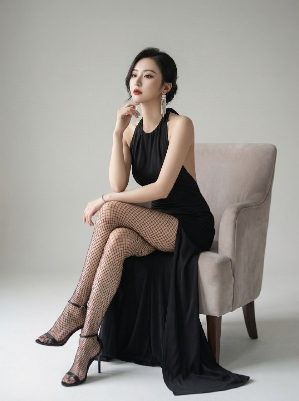 网眼黑丝沉浸欣赏，摄像摆拍姿势，ootd 需要智能体才行，这套提示词比较复杂，就不具体提供了！具体姿势名称如下，给到香蕉2基本可以出类似的动作姿势列表：1：侧身展臂2：回眸凝视3：踮脚旋转4：下腰后仰5：提腿平衡6：双手合十7：撑腰翘腿坐8：撑椅抬头坐9：转头翘腿坐10：歪头伸腿坐11：摸头腿伸坐12：扭腰后撑坐13：手摸下巴坐14：手撑提肩坐@aigc1024网眼黑丝沉浸欣赏，摄像摆拍姿势，ootd 需要智能体才行，这套提示词比较复杂，就不具体提供了！具体姿势名称如下，给到香蕉2基本可以出类似的动作姿势列表：1：侧身展臂2：回眸凝视3：踮脚旋转4：下腰后仰5：提腿平衡6：双手合十7：撑腰翘腿坐8：撑椅抬头坐9：转头翘腿坐10：歪头伸腿坐11：摸头腿伸坐12：扭腰后撑坐13：手摸下巴坐14：手撑提肩坐@aigc1024