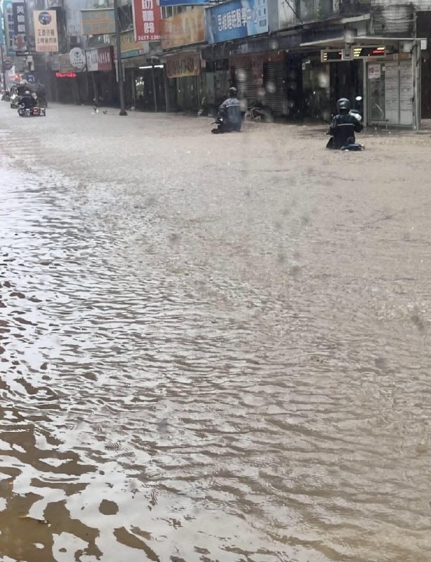Inundaciones graves causadas por precipitaciones extremas en la ciudad de Tainan, Taiwán занани най (26.06.2026)
