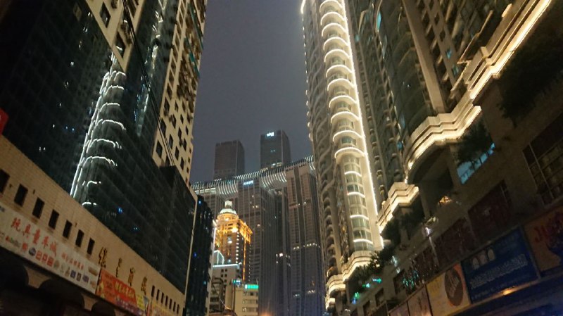 總算找到機會進母城和朋友約了飯，亞瑟士的老婆廣告，以及迷之奶茶店，告訴我 p5 左上角連起來怎麼讀🤔總算找到機會進母城和朋友約了飯，亞瑟士的老婆廣告，以及迷之奶茶店，告訴我 p5 左上角連起來怎麼讀🤔