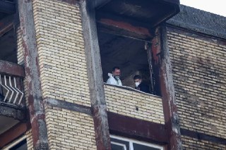 波斯尼亚一养老院发生火灾 酿11死30伤波斯尼亚和黑塞哥维那东北部一家养老院星期二（11月4日）晚发生火灾，造成至少11人死亡、30人受伤。法新社报道，这起火患发生在星期二当地时间晚上8时45分（新加坡时间5日凌晨3时45分），一家位于波斯尼亚和黑塞哥维那图兹拉市的养老院。警方说，火势在约一小时后被扑灭。30名伤者仍在住院治疗，其中包括五名消防员和三名警察。当地媒体报道，许多养老院内的住户卧病在床，行动不便。现场视频显示，大楼高层窗口冒出火焰。一名住户卡伊奇告诉当地媒体说：“我正准备睡觉时听到玻璃破裂的声音