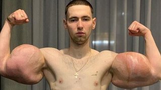 还记得那个怪人——“火箭筒手”吗？结果其中一个“火箭筒”还是爆炸了。不适合心脏脆弱的人观看。