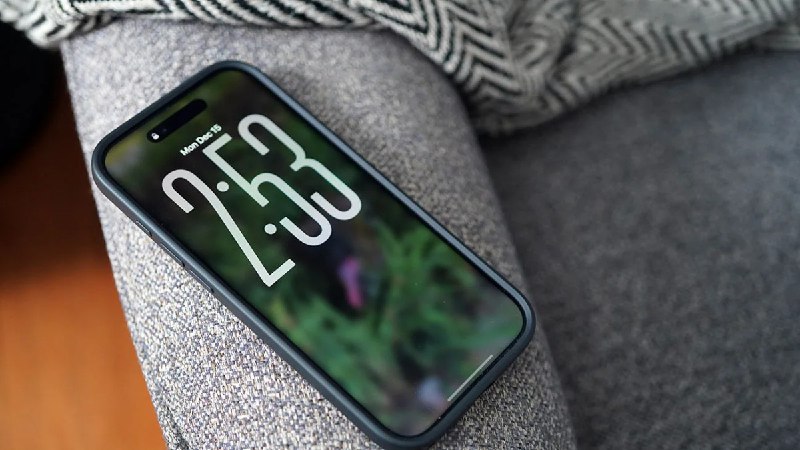 The article discusses a new feature in iOS 26.2 that allows your iPhone's front screen to flash when you receive a notification.        Here's how to enable it:        1.  Open the Settings app.    2.  Select Accessibility.    3.  Select Audio & Visual.    4.  Select Flash for Alerts.    5.  Toggle Flash for Alerts on and select the Screen option, or Both.