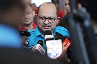 马国反贪污机构将调查安华前助手的受贿指控马来西亚反贪污委员会将对首相安华的高级政治秘书三苏依斯干达的受贿指控展开调查。路透社报道，星期三（11月26日）的声明发布前一天，三苏依斯干达辞去职务。他说，有人试图用可能损害政府的指控攻击他。他没有详细说明这些指控，但称会“为自己辩护，反击这种攻击”。马国反贪污委员会首席专员阿占巴基在一份声明中指出，三苏依斯干达和提出受贿指控的商人郑建成都将被传唤问话。“此外，反贪会还将传唤所有其他相关方，以收集必要的证据。”安华在2022年上任，以反贪腐为竞选纲领，但一直面临着在