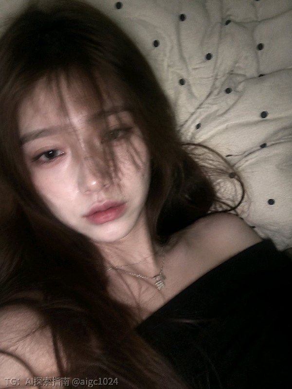 玩点不一样的，迷离忧郁的松弛感手机抓拍照，同一个提示词，猜猜分别是哪个模型？经常玩的肯定能猜得出来😜提示词:古早忧郁型，手机拍摄风格，呈现超低分辨率，带轻微动态模糊，是随手一拍的拙劣快照