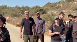 מתנחלים ישראלים מגרשים פלסטינים ופעילי סולידריות בינלאומיים מאדמות חקלאיות פלסטיניות בכפר אל-לובן אל-גרבייה…