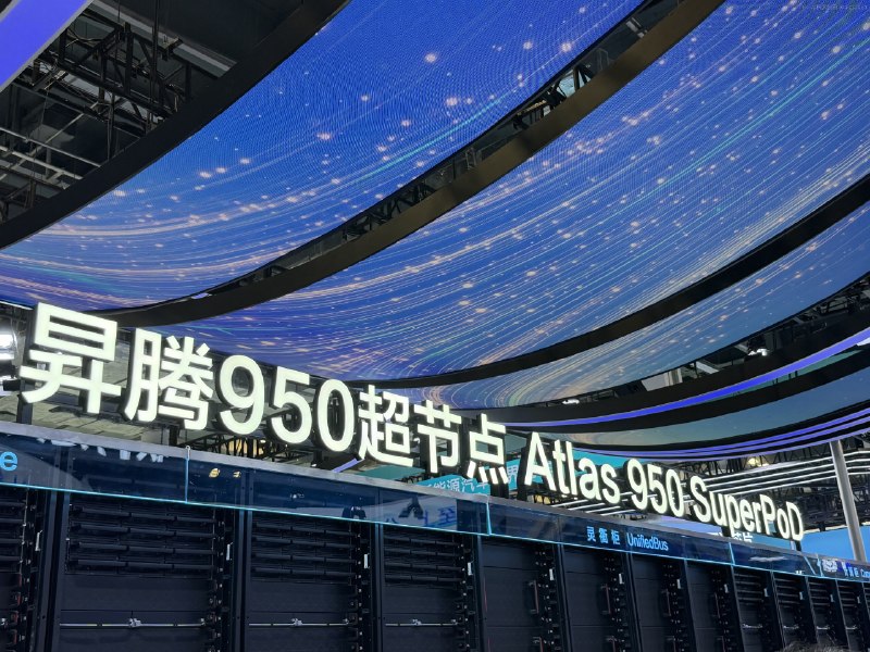 能量满满进入暴走逛展模式刚脱下外骨骼，才知道原来一直是它在续命@aigc1024能量满满进入暴走逛展模式刚脱下外骨骼，才知道原来一直是它在续命@aigc1024
