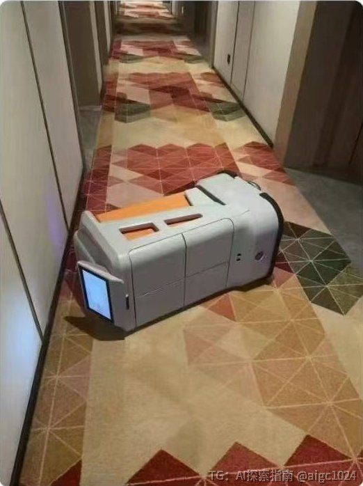 突然觉得酒店的机器人也很可怜！机器人送餐时被醉酒的客人踹了一脚，在酒店走廊拐角发现它时，轮子正在空转打滑，机械臂死死护着餐盒，童声系统循环播放