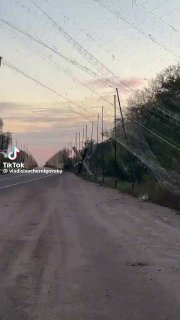🇷🇺🇺🇦️ — Footage shows a Russian Lancet loitering munition stuck in the Ukrainian anti-drone corridor.