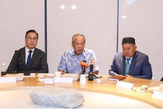 马国12反对党组织阵线 召开首次会议讨论国内课题马来西亚12个反对党同意组成跨党派阵线，并召开首次会议讨论多项国内课题，但并未讨论来届大选是否合作。国民联盟主席慕尤丁星期一（8月18日）在会议后告诉媒体，这个反对党阵线并非正式注册的政党联盟，各党只是共同讨论涉及人民与国家利益的事务、并达致相同立场。慕尤丁说：“我们可以讨论的事项很多，包括政治、经济、社会、教育等。这个阵线是很好的平台，让我们商讨并作出共同决定，毕竟阵线的影响力比单一政党更大。”他说，各党这次并未讨论来届大选合作的可能性。他说，反对党阵线的成