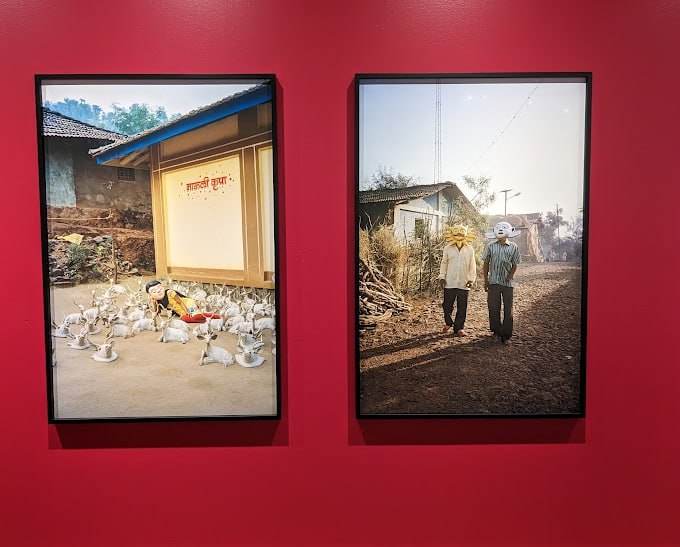 加冕日簡單進行一個 AGO 羊毛的薅：圖一遠看時我説風格真 Picasso，結果走近一看墻上名字，這就他真跡……圖二是一位印度藝術家的作品，我覺得有趣的點在於那兩個面具，瞬間讓我想到 FF14 薩維奈的人趣諸神和獸道諸神，不愧原型是印度