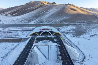 世界最长高速公路隧道天山胜利隧道通车世界最长高速公路隧道中国天山胜利隧道星期五（12月26日）通车。据新华社报道，天山胜利隧道当天上午开始通车，标志着新疆乌鲁木齐至新疆尉犁的G0711高速（乌尉高速）公路全线投入使用。作为乌鲁木齐通往南疆的最快公路通道，乌尉高速全长324.7公里，总投资467亿元（人民币，85亿新元），历经五年多攻坚克难建成。位于线路中段的天山胜利隧道，是其中最难的工程。这条隧道全长22.13公里，相当于五座南京长江大桥公路桥总长；隧道里最大地应力值将近22兆帕，相当于一块手指盖大小的岩石