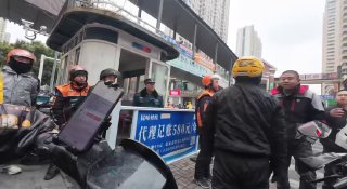 #外卖小哥打架 人高马大还被打趴下了，刚开始挺嚣张的，怎么突然蔫了！👀精品资源 🔎全网搜索