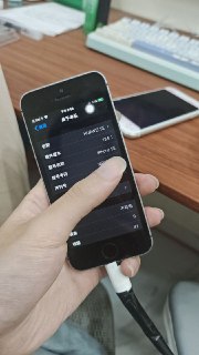 #出售 #电子垃圾 #iPhone 联系 FlowerRain  价格 130iPhone SE 一代 三网无锁 32G有过维修：换过电池，电池寿命一般屏幕原装 周围老化 支架脱胶（原装通病）开机键损坏，只能通过小白点代替iOS系统 13.5.1 适合拿来养老 当备用机型号信息: IPHONE SE SPACE GRAY 32GB型号名称: iPhone SE (1st generation) 32GB 深空灰设备容量: 32GB设备颜色: 深空灰色机型: A1662类型: iPhone8,4激活状态: 已