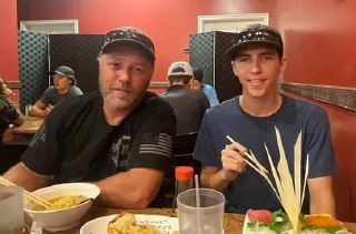 枪杀Charlie Kirk的嫌犯，22岁的Tyler Robinson。 Tyler Robinson向其父亲坦白了自己的罪行。其父亲是华盛顿县警长办公室一位...