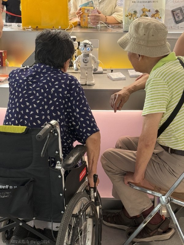 两位 80 多岁的老人对优必选的悟空陪伴机器人产生了浓厚兴趣，玩了很久
