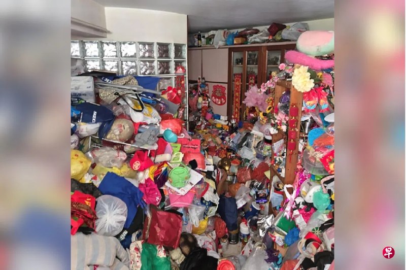 妹妹囤积杂物多年，需“爬”垃圾山进出房间，姐姐申请庭令清空单位，两天内清走五大卡车杂物。