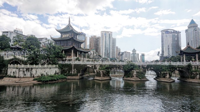 講真貴陽話跟重慶話的差距確實小於成都話跟重慶話，以前聽貴陽 rapper 的歌一直以為那是重慶人🤣我頭髮剪了很奇怪🐴……高鐵站人臉識別錯誤了一次，機場海關又盤問半天……偷閒半日遊貴陽還是蠻不錯🤣宜家返澳門