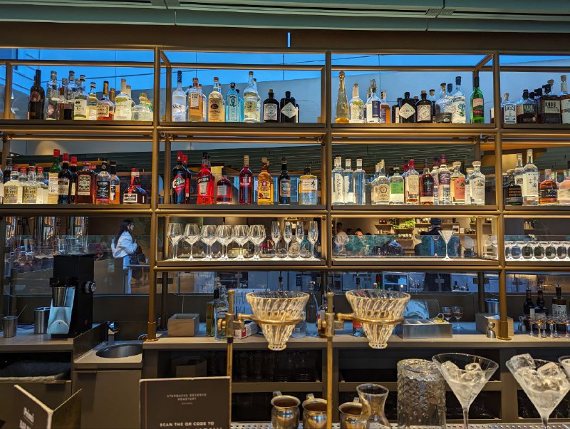 #增肥篇芝狗隨便進的門口老墨的店，好像不正宗，因為維基第一段就寫正宗芝狗一定沒 Ketchup......麥當勞總部店，特設有全球菜單，但門市本身並沒有想像中大，全球菜單也只有幾款商品而已，點了泰國的 Samurai McSpicy 和芬蘭薯條